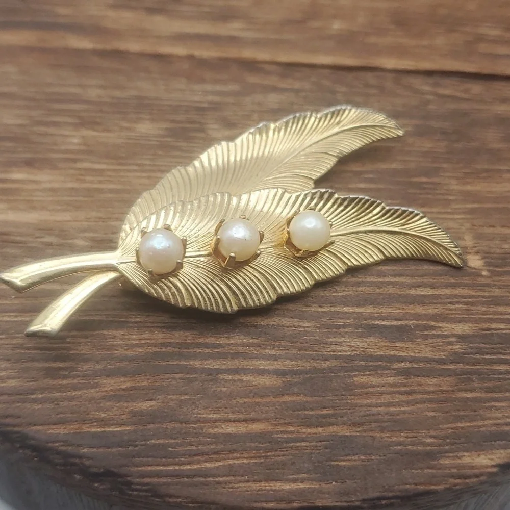 B636 bohemian floating leaf pearl clawfoot brooch